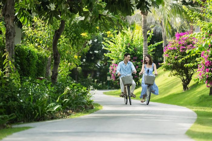 Du khách trải nghiệm không gian xanh ở Radisson Blu Resort Cam Ranh.