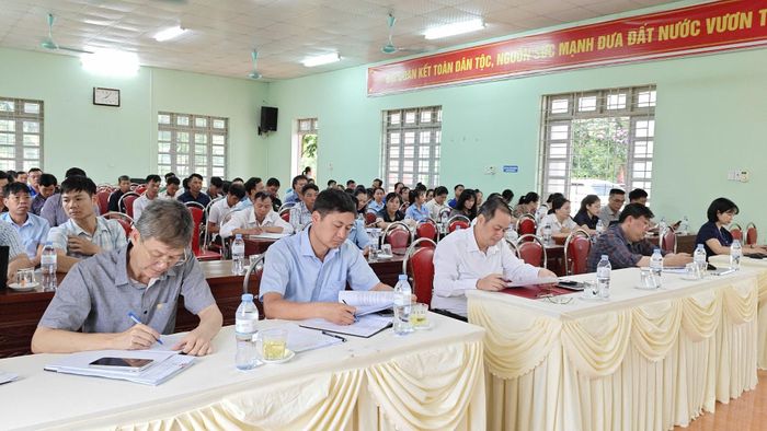 Quang cảnh hội nghị tiếp xúc cử tri.