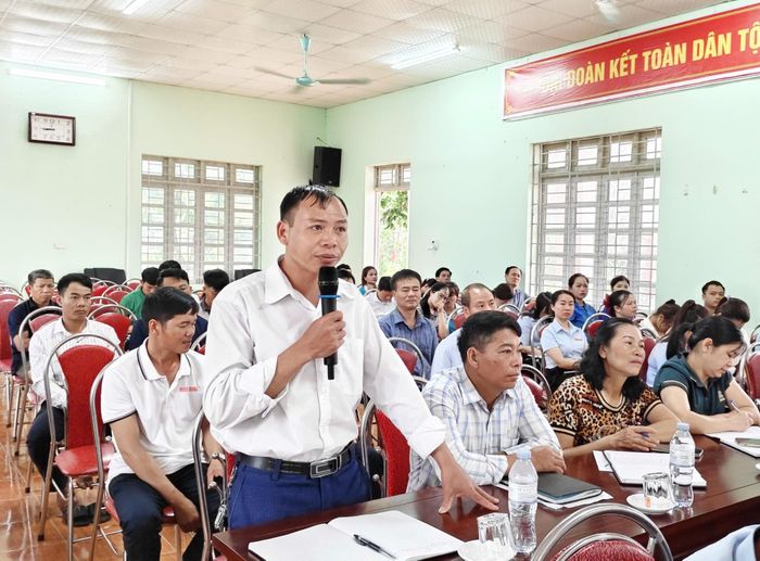 Cử tri Hoàng Văn Mẳn (bản Hô Ta) phát biểu ý kiến tại hội nghị.