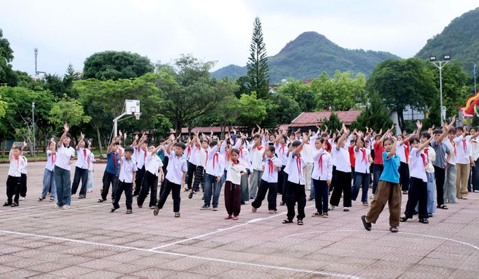 Các trại sinh biểu diễn bài dân vũ khởi động Trại hè kỹ năng năm 2026. 