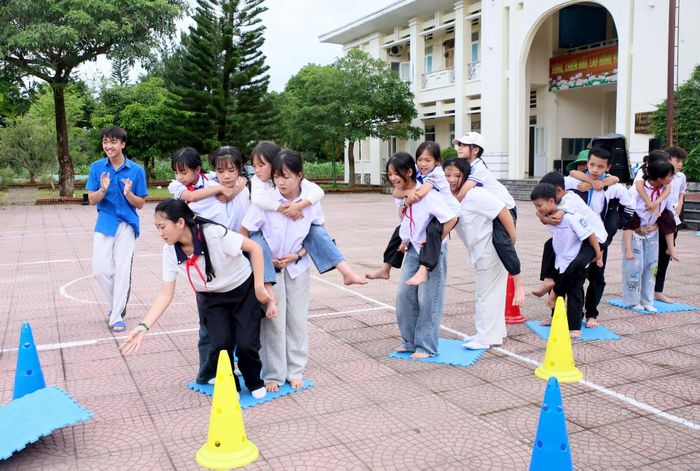 ... thích thú với trò chơi giải cứu đồng đội.