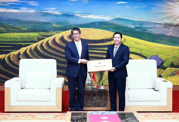 Bí thư Tỉnh ủy Dương Quốc Huy tặng quà lưu niệm cho ngài Ito Naoki - Đại sứ Đặc mệnh toàn quyền Nhật Bản tại Việt Nam.
