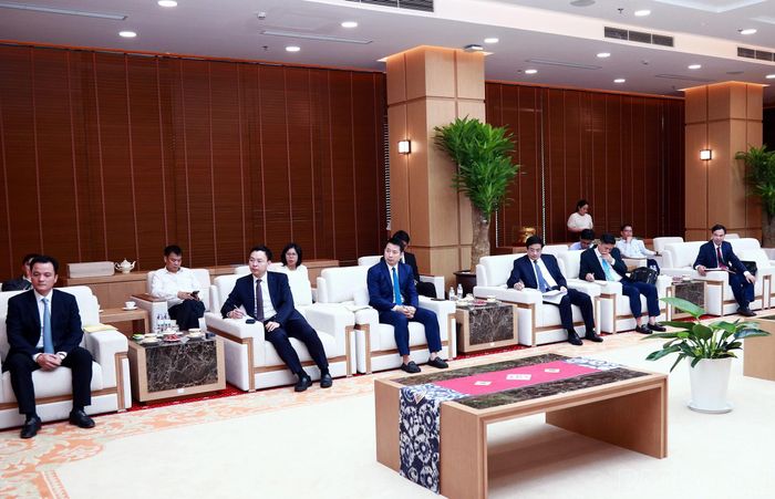 Các đại biểu dự buổi làm việc.
