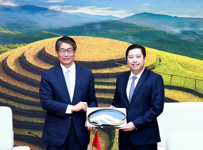 Ngài Ito Naoki - Đại sứ Đặc mệnh toàn quyền Nhật Bản tại Việt Nam tặng quà lưu niệm cho Bí thư Tỉnh ủy Dương Quốc Huy.