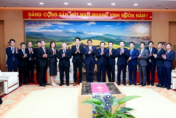 Đoàn đại biểu tỉnh Lào Cai và Đại sứ quán Nhật Bản tại Việt Nam chụp ảnh lưu niệm.