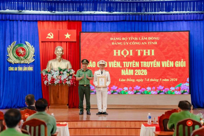 Đại tá nay Gia Phú - Phó Giám đốc Công an tỉnh trao giải Nhất cho thí sinh (Ảnh: Lê Tiến)