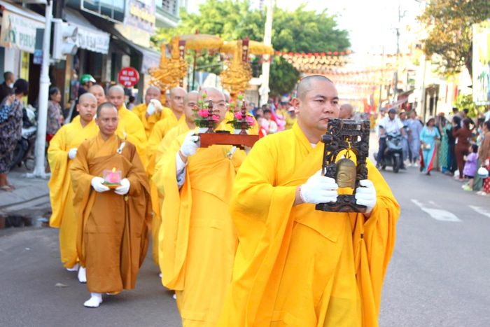 Đoàn rước Phật trang nghiêm di chuyển qua các tuyến đường trung tâm Phan Thiết