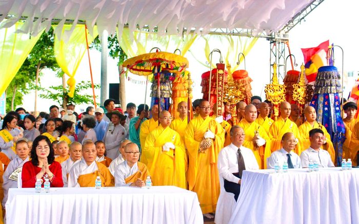 Đại biểu và người dân dự lễ