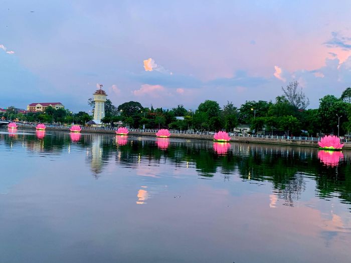 7 đóa sen được thắp sáng trên dòng sông Cà Ty