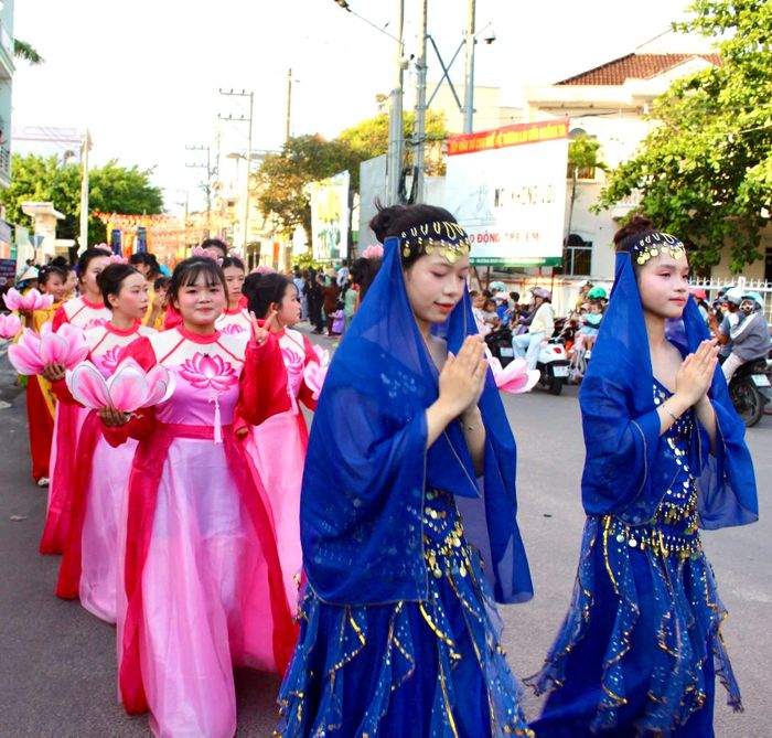 Đoàn rước Phật di chuyển qua các tuyến đường trung tâm của Phan Thiết