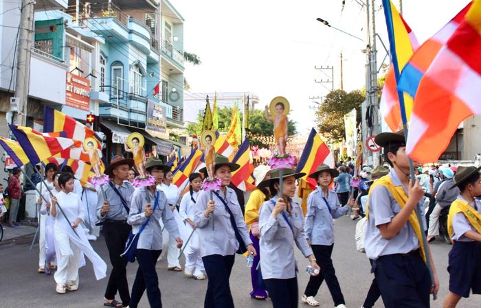 Phật tử tham gia đoàn rước Phật