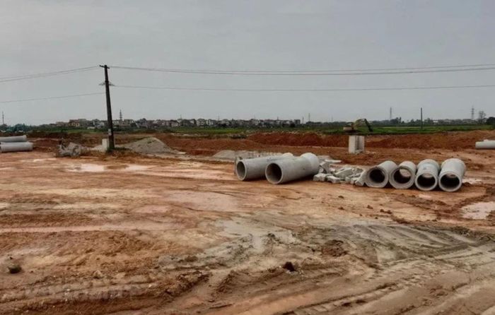 Công tác giải phóng mặt bằng để triển khai Dự án đường sắt tốc độ cao trên trục Bắc - Nam hiện đang được triển khai. Ảnh: TTXVN