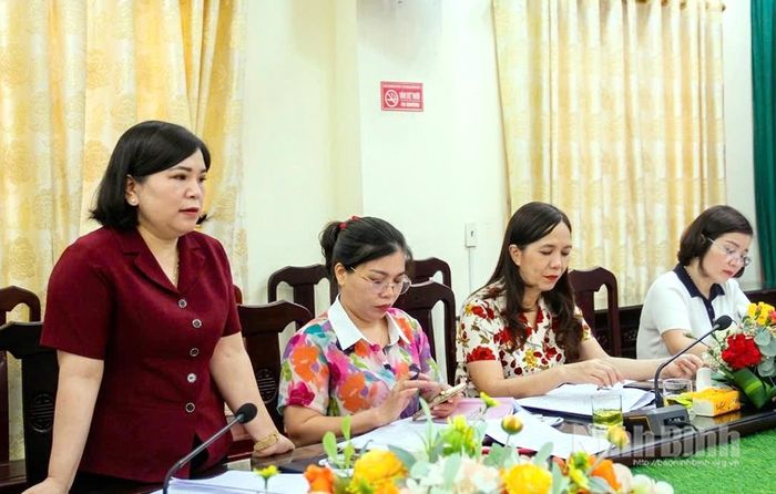 Đại diện lãnh đạo Hội LHPN tỉnh chia sẻ về cách thức triển khai, đồng thời đề xuất một số giải pháp nhằm triển khai tốt hơn phong trào “Bình dân học vụ số” trong thời gian tới.