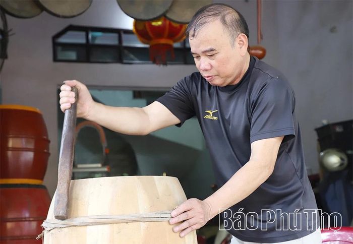 Bưng trống là công đoạn khó nhất của nghề. Không chỉ đơn giản là căng tròn tấm da trâu lên bề mặt trống rồi dùng đinh gỗ tre già đóng thủ công, việc bưng trống đòi hỏi người thợ phải có tai thính để thẩm định được tiếng trống một cách chuẩn xác nhất.