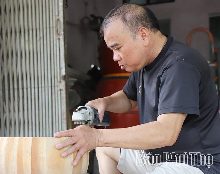 Gỗ làm tang trống bắt buộc phải là gỗ mít già để tránh cong, vênh, nứt vỡ... Việc ghép mộng cho tang trống cũng được làm tỉ mỉ với độ chính xác cao để vừa khít, không có kẽ hở. Sau khi ghép tang trống, người thợ sẽ dùng sơn ta miết kín các khe nhỏ.