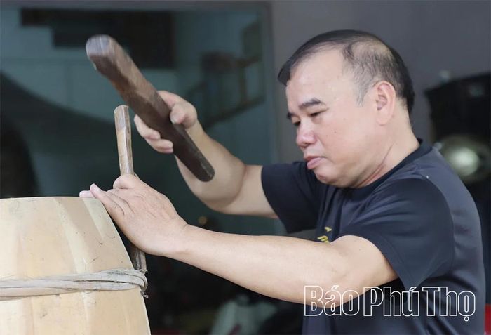 Ông Chiến cho biết: Nghề làm trống Đọi Tam đòi hỏi người thợ sự tinh tế và tỉ mỉ. Để sản xuất ra một chiếc trống hoàn thiện, bắt buộc phải trải qua ba công đoạn là làm da, tang trống và bưng trống.
