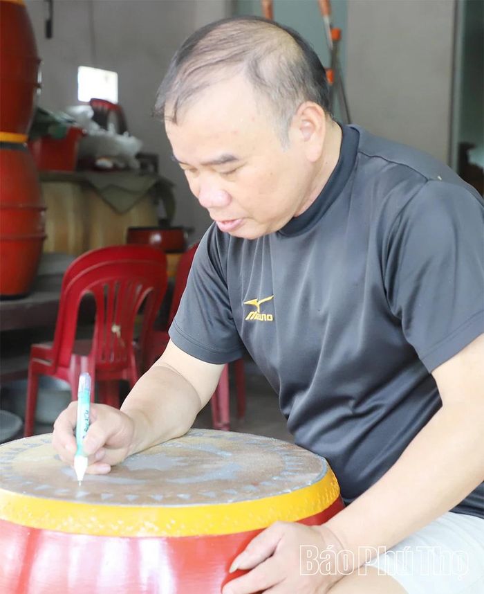 Theo ông Chiến, có một quy định từ lâu đời, đó là nghề làm trống chỉ được truyền cho con trai, không truyền cho con gái, con rể hay người ngoài nhằm giữ bí quyết của làng nghề không bị thất truyền, mai một.