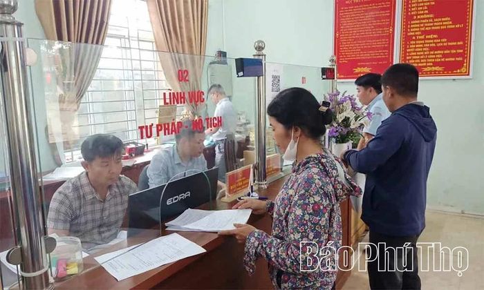 Người dân đến giao dịch hành chính tại Trung tâm phục vụ hành chính công xã Đại Đồng.