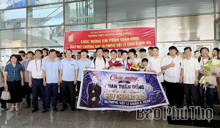 Lãnh đạo Sở Giáo dục và Đào tạo, trường THPT Chuyên Hùng Vương chúc mừng em Phan Tuấn Dũng.
