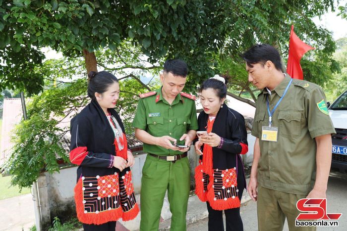 Thành viên tổ bảo vệ ANTT ở cơ sở bản Suối Trắng, xã Chiềng Sại phối hợp tuyên truyền, hướng dẫn kích hoạt định danh điện tử cho nhân dân.