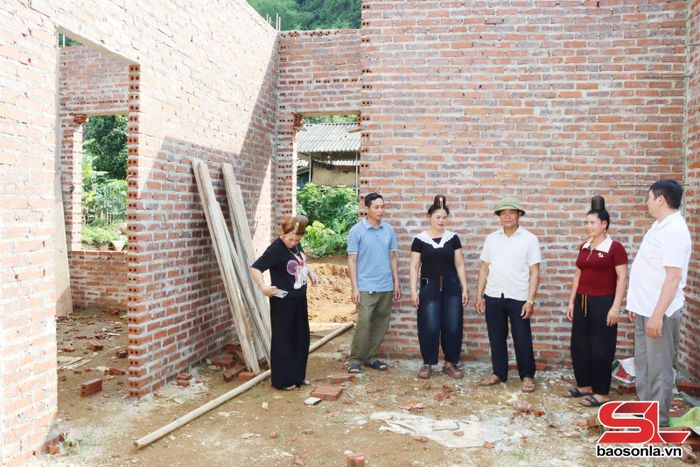 Nhờ thu nhập từ đi xuất khẩu lao động, gia đình ông Tòng Văn Chinh, xã Chiềng Mung, xây được nhà mới kiên cố.