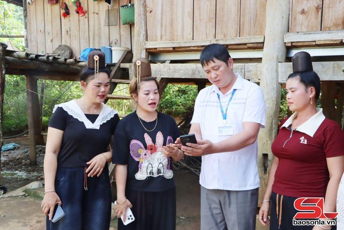 Cán bộ Phòng Văn hóa xã Chiềng Mung tuyên truyền cho nhân dân bản Bó về các chính sách xuất khẩu lao động.