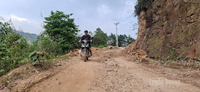 Giại đoạn 2, UBND xã Hùng Lợi sẽ thi công tiếp 1,4km trong tháng 6 - 2026, số vốn dự kiến khoảng 3 tỷ đồng.