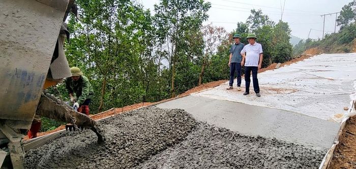 Lãnh đạo xã Hùng Lợi kiểm tra tuyến đường trong giai đoạn thi công đạt tiêu chuẩn đề ra.