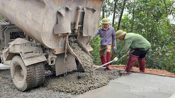 Con đường rộng 3,5m, đạt quy chuẩn phổ biến cho đường giao thông nông thôn.