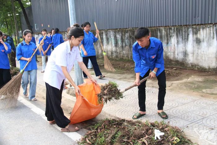 Đoàn viên, thanh niên tích cực tham gia vệ sinh môi trường.