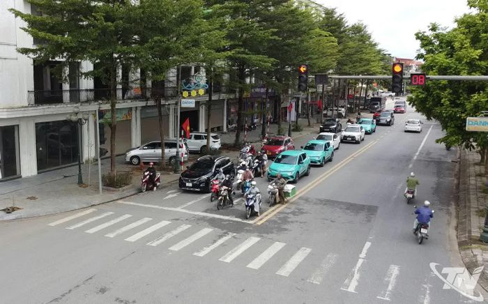 Người dân chấp hành tín hiệu đèn giao thông tại nút giao cầu Bến Tượng - quốc lộ 1B, góp phần bảo đảm trật tự an toàn giao thông.