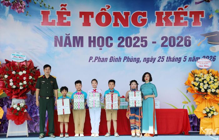 Nhà trường khen thưởng học sinh xuất sắc.