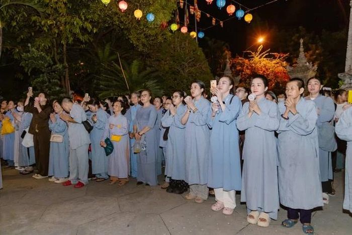 Phật tử tỉnh Khánh Hòa tham dự Lễ Tắm Phật tại Trụ sở Ban Trị sự - chùa Long Sơn