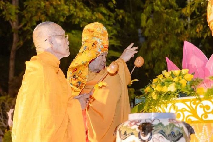 Trưởng lão Hòa thượng Thích Quảng Thiện cử hành nghi thức Tắm Phật truyền thống