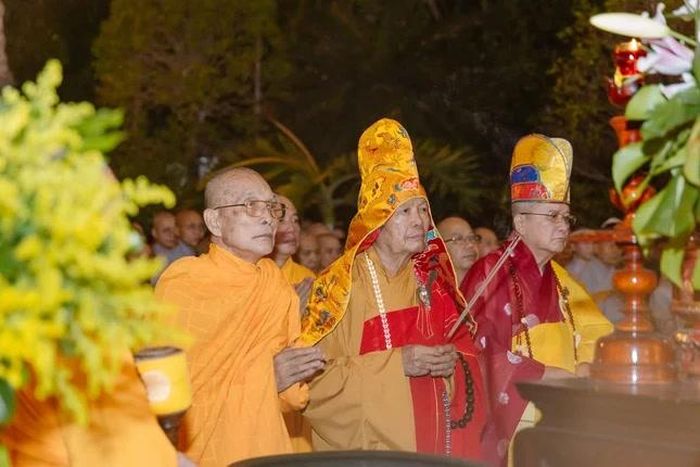 chư Tôn Trưởng lão niêm hương, đảnh lễ Tam bảo