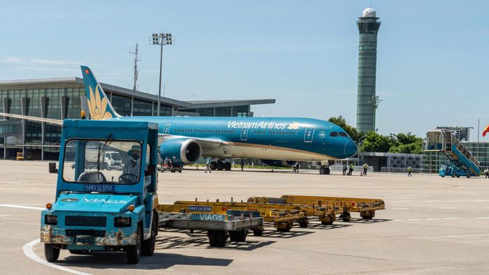 Đối với cán bộ, công nhân viên làm việc trong khu bay, thời tiết càng khắc nghiệt, khối lượng và áp lực công việc lại càng tăng lên.