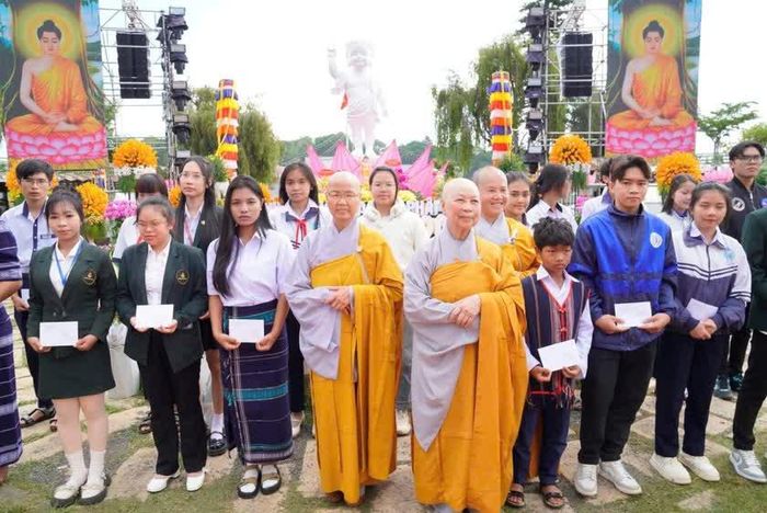 Ban tổ chức trao học bổng cho các em học sinh, sinh viên có hoàn cảnh khó khăn tại 12 xã, phường, trường của tỉnh Lâm Đồng. Ảnh: Hội Khuyến học tỉnh Lâm Đồng