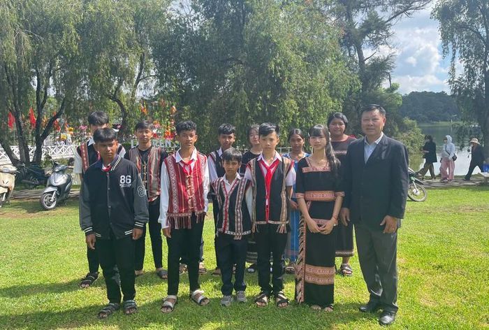 Lãnh đạo Hội Khuyến học tỉnh Lâm Đồng và các em học sinh nhận học bổng của chương trình. Ảnh: Hội Khuyến học tỉnh Lâm Đồng