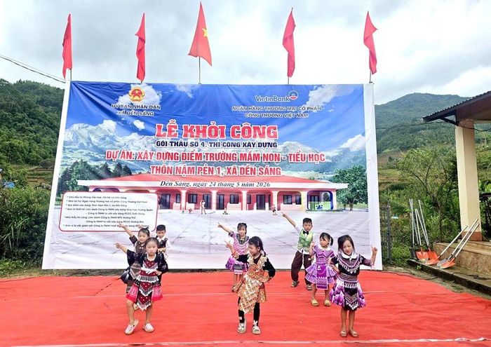 Các em học sinh chào mừng khởi công xây trường mới. Ảnh: Nguyễn Hùng