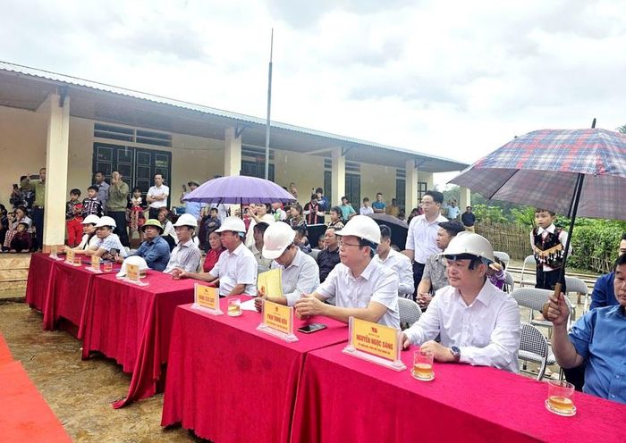 Các đại biểu dự khởi công xây điểm trường mới. Ảnh: Nguyễn Hùng