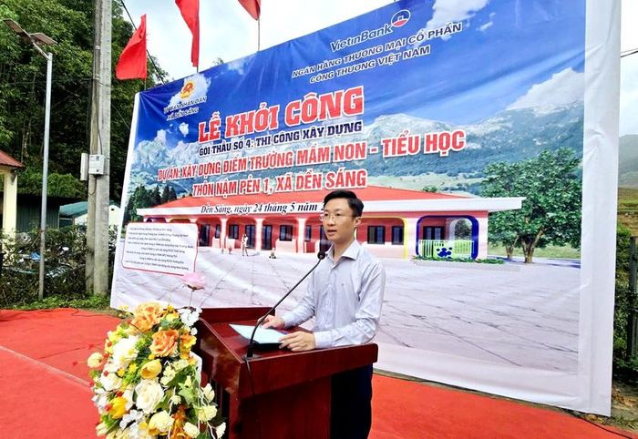 Ông Nguyễn Trường Giang - Phó giám đốc Vietinbank Lào Cai cam kết đồng hành cùng học sinh dân tộc ở vùng khó khăn của tỉnh Lào Cai. Ảnh: Nguyễn Hùng