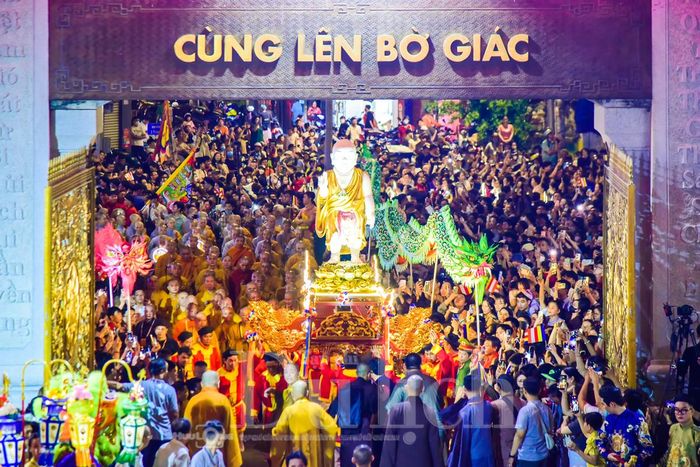 Sau khi diễu hành cung nghinh rước lễ từ Tổ đình Ấn Quang qua các tuyến đường Sư Vạn Hạnh, Ngô Gia Tự, Lê Hồng Phong nối dài rồi tiến về đường 3/2.