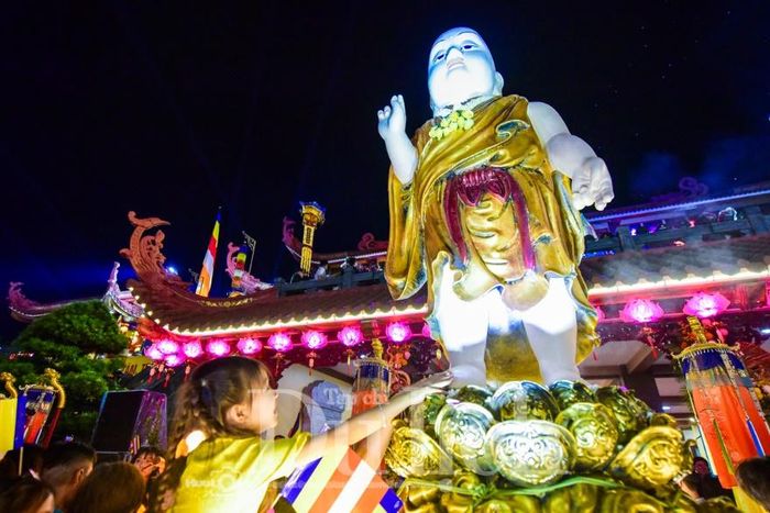 Hình ảnh Đức Phật sơ sinh tay chỉ trời, tay chỉ đất, gương mặt thanh khiết khiến nhiều người xúc động khi được tận mục chiêm bái.