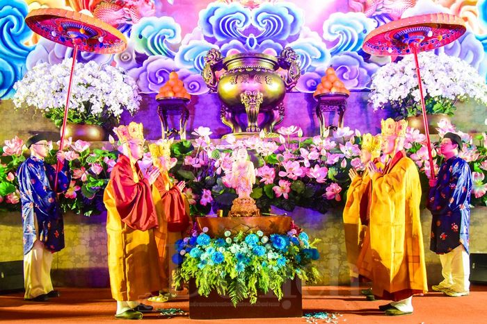 Các nghi thức đón rước bảo tượng được diễn ra nhịp nhàng, bài bản, thể hiện trọn vẹn sự thành kính trước đấng giác ngộ quang lâm.