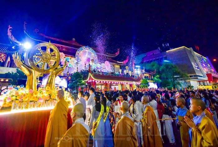 Nghi thức tắm Phật mang ý nghĩa gột rửa thân tâm, giúp rũ bỏ phiền muộn đời thường, tìm về sự nhẹ nhàng, thanh thản trong tâm hồn mỗi người.