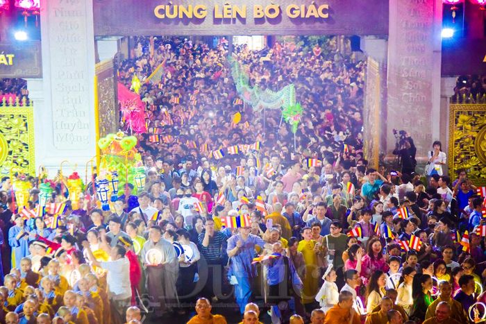 Đến khoảng 20 giờ tối, những chiếc kiệu hoa rực rỡ sắc màu cùng đoàn rước lễ cờ xí rộn ràng từ từ tiến vào cổng chính Việt Nam Quốc Tự.