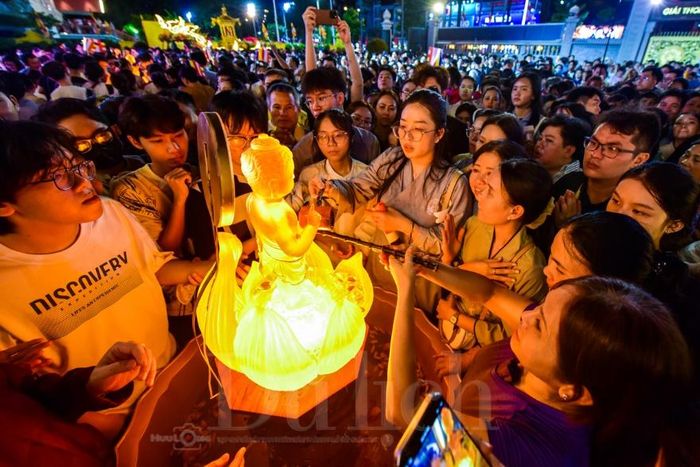 Từng gáo nước thơm ngát nhẹ nhàng tưới lên bờ vai kim thân tượng ngọc, mang hàm ý sâu xa về việc gột rửa những uế tạp của trần tục.