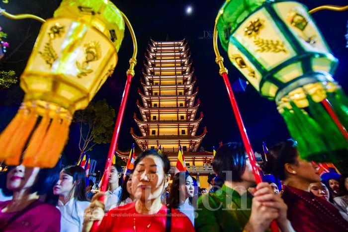 Trong giây phút ấy, mọi người đều đồng loạt chắp tay thành kính thầm cầu nguyện cho quốc thái dân an, cho muôn nơi được thái bình, hạnh phúc.