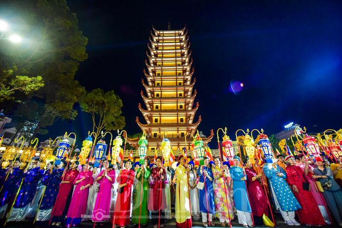 Nghi thức này không chỉ nhắc nhở người tham dự duy trì nếp sống thiện lành mà còn là nét đẹp văn hóa du lịch vô cùng đặc sắc.