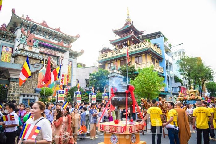 Sự sáng tạo độc đáo này không chỉ thu hút đông đảo phật tử mà còn khiến bao lữ khách say mê dừng chân chụp ảnh và cùng dạo bước theo chân đoàn rước.